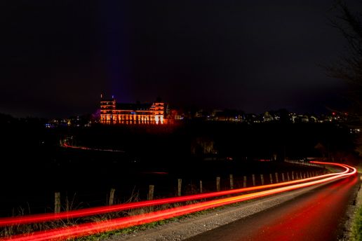 Wewelsburg wird rot illuminiert 